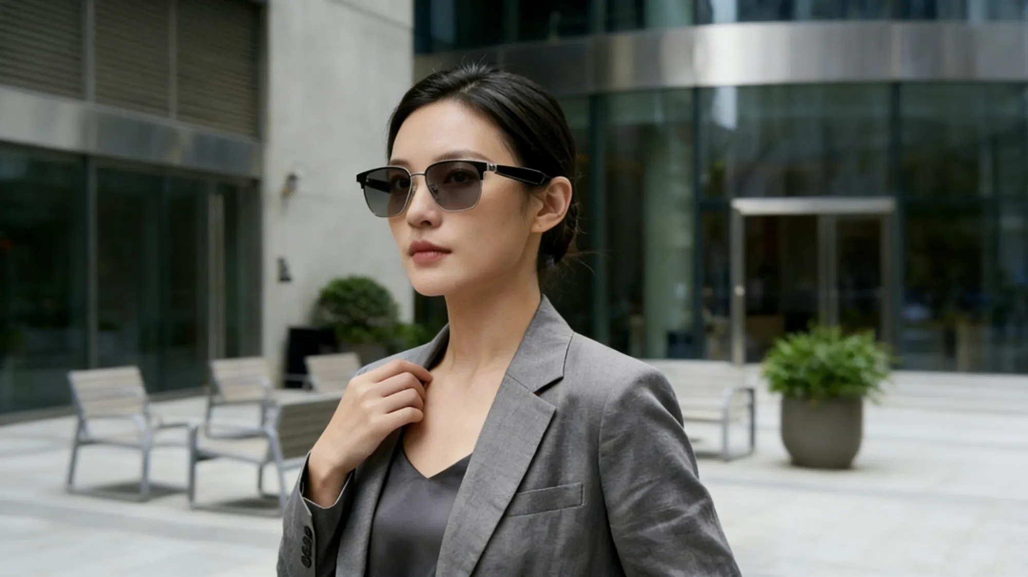 a girl wears an audio sunglasses
